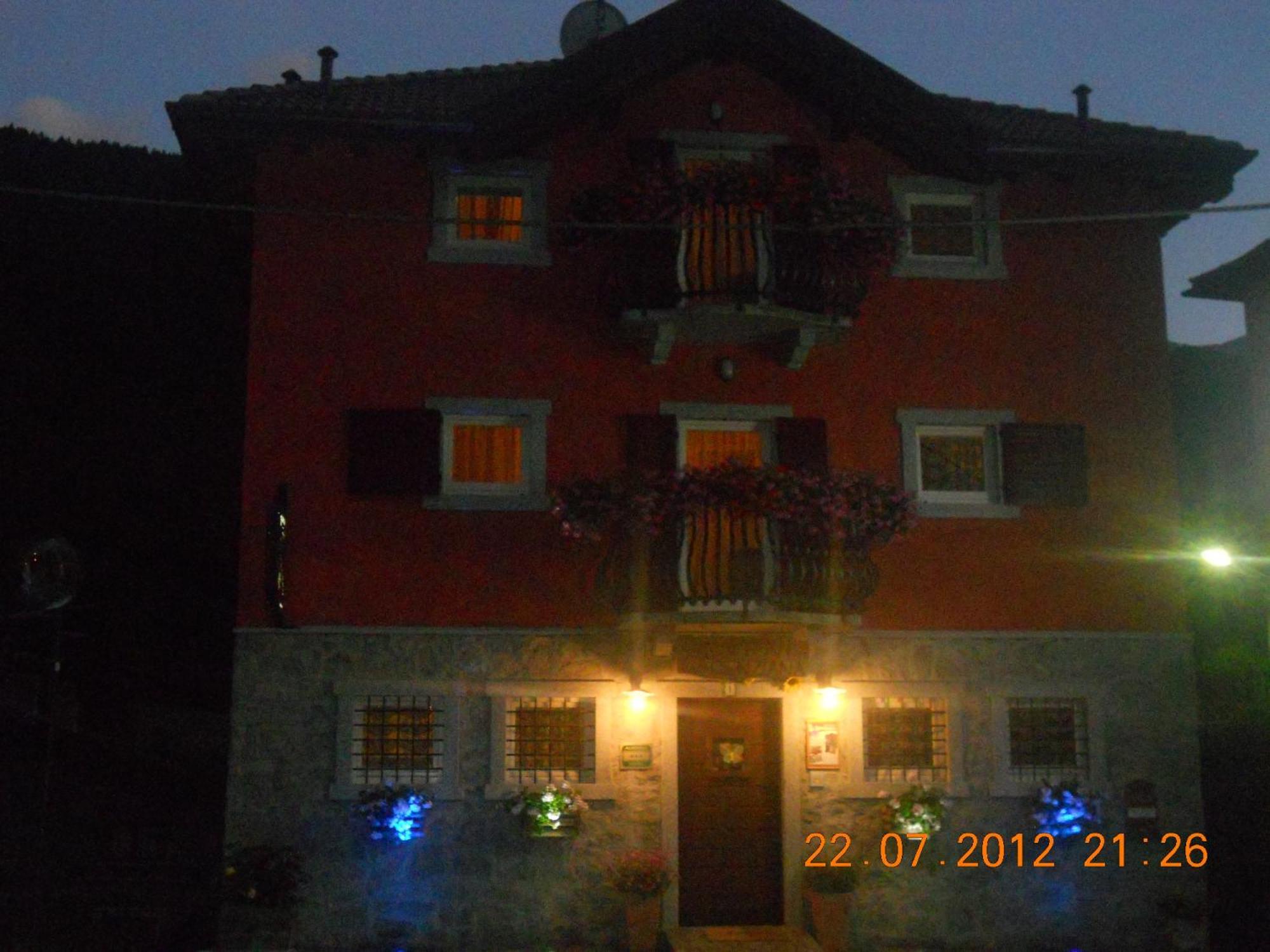 Garni La Genziana Bed & Breakfast Temu Exterior photo